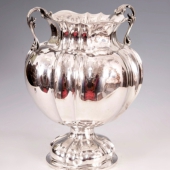 Ezüst amfóra alakú váza