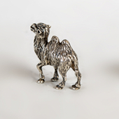 Ezüst miniatűr teve figura