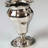 Ezüst kézzel kalapált váza