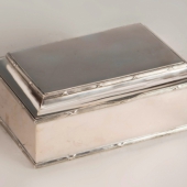 Ezüst fabetétes doboz szalag mintával